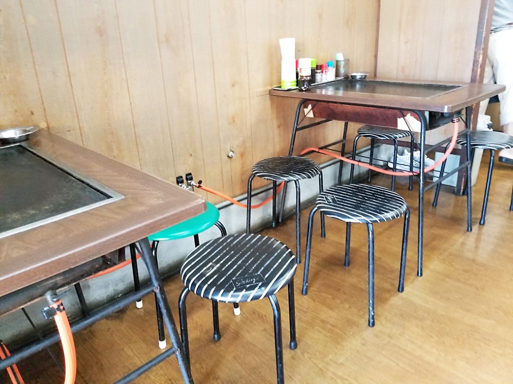 【閉店】「早朝からイニシエ系中華そばを求めて」のざわ食堂：愛媛県松山市　テーブル