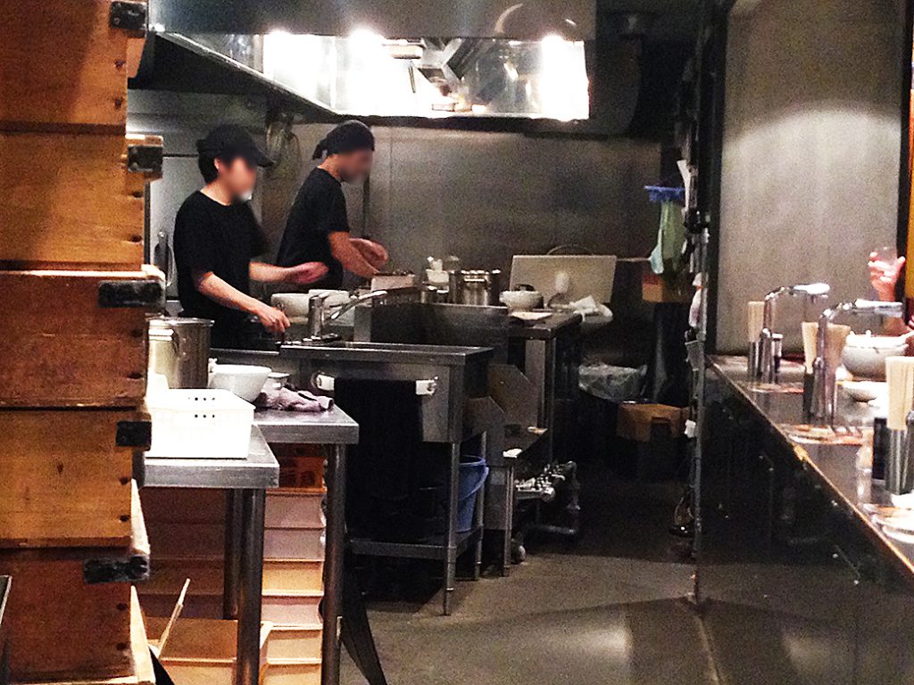 【復刻】『掛け豚そば』俺の空池袋店：東京都豊島区　厨房