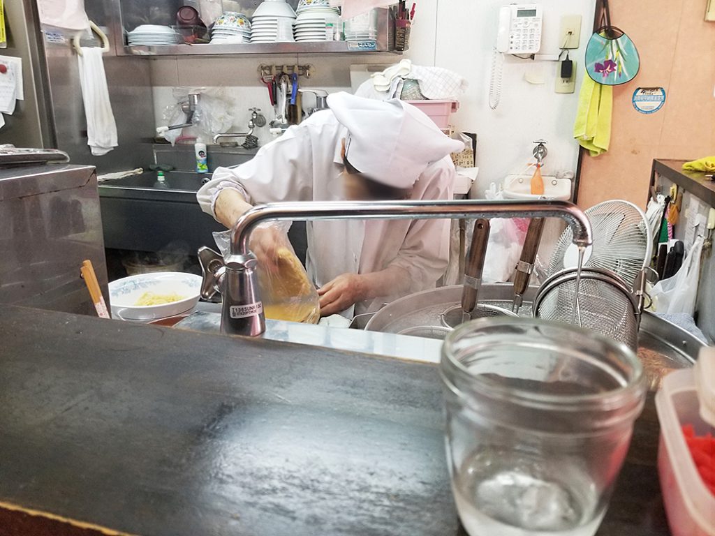 「今は亡き、蒸麺ちゃんぽん」福楽ラーメン：北九州市八幡東区　厨房内　蒸麺を茹でるまえ