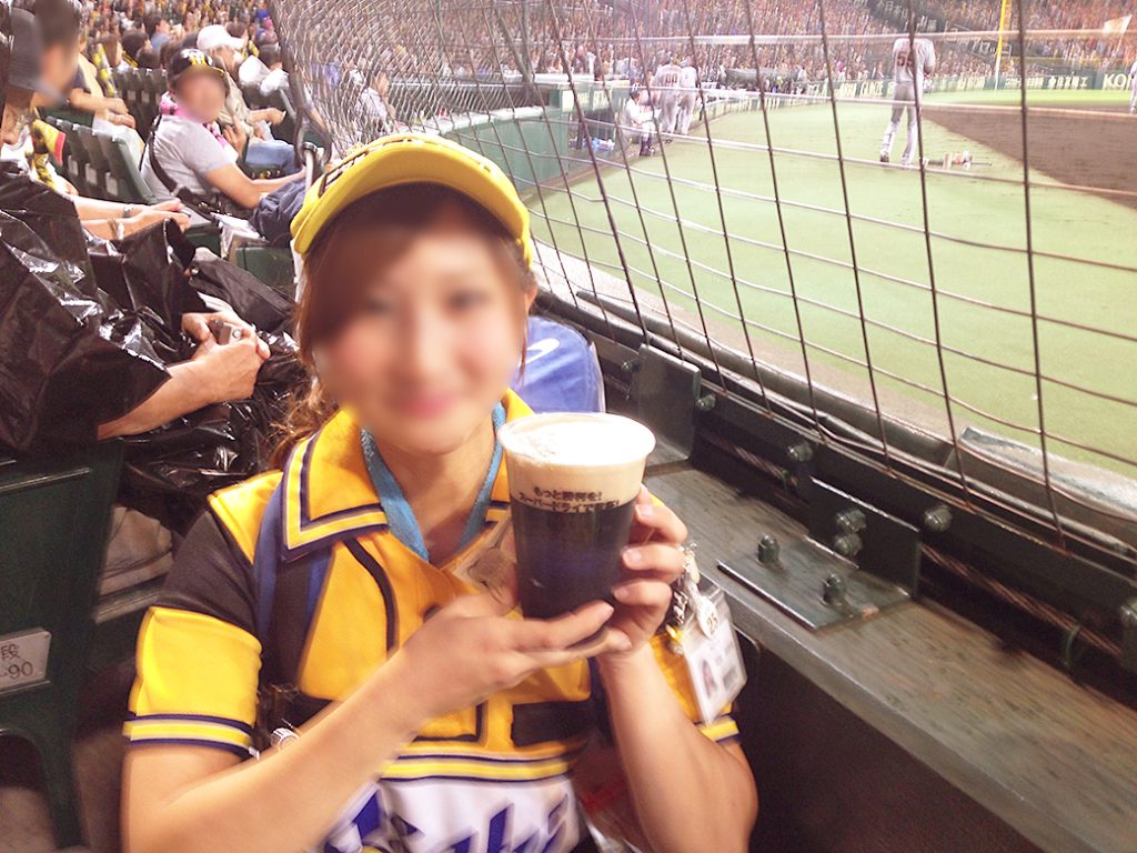 【復刻】『ジャンボ焼鳥とヘルマンドッグ』 阪神甲子園球場：兵庫県西宮市　バックネット裏　TOSHIBAシート　ビールの売り子さん